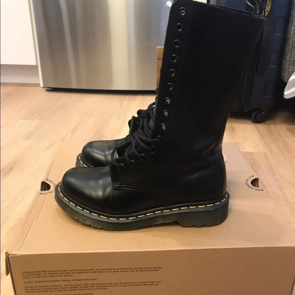 Doc Martens Size 6 14-Eye boots